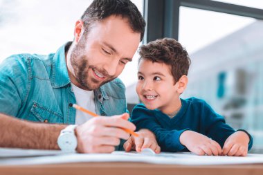 Gülümseyen çocuk eğleniyor