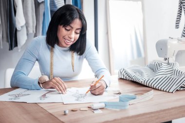 Çizimleri yaparken yaratıcı genç kadın