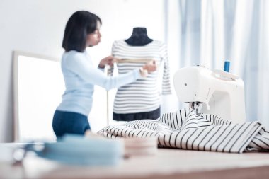 Seçici odak modern bir dikiş makinesi
