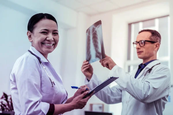 Positivo encantado persona femenina mirando a la cámara — Foto de Stock