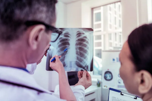 Zwei Mediziner diskutieren Ergebnisse zu Röntgen — Stockfoto