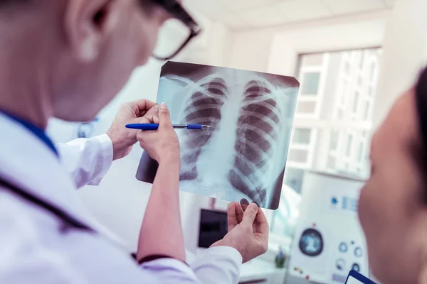 Nahaufnahme einer weiblichen Hand, die auf das Bild zeigt — Stockfoto