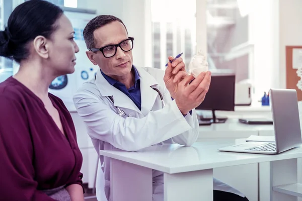 Atenta mujer asiática escuchando a su médico — Foto de Stock