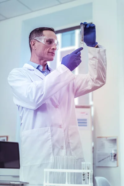 Agradável morena homem pessoa vestindo uniforme médico — Fotografia de Stock