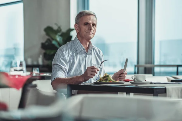 Rád, starší osoba mužského těší jeho jídlo — Stock fotografie
