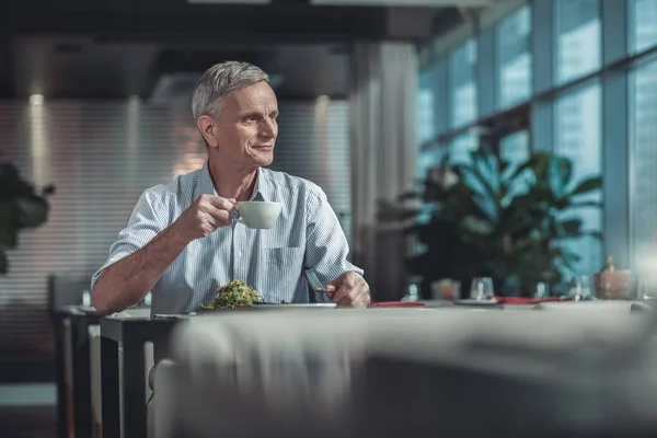 Расслабленный мужчина, пьющий кофе в кафе — стоковое фото