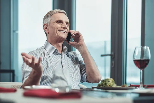 Hombre de edad feliz teniendo una conversación agradable —  Fotos de Stock