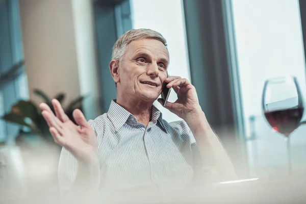 Relaxed mature aged man talking per telephone — Zdjęcie stockowe