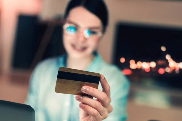 Kredi kartı tutan el görünümünü — Stok fotoğraf