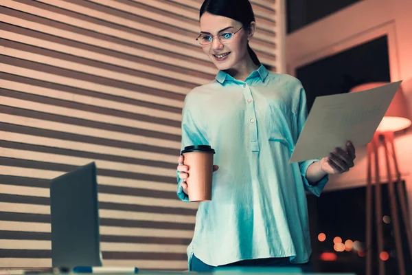 Ευχάριστη γυναίκα με καφέ βλέποντας στο φορητό υπολογιστή — Φωτογραφία Αρχείου