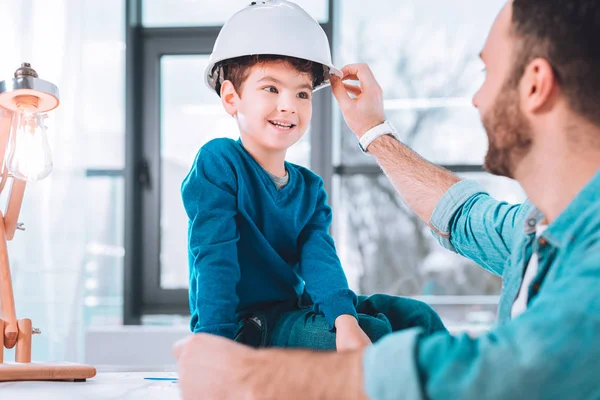 Ragazzo allegro che gioca con suo padre — Foto Stock