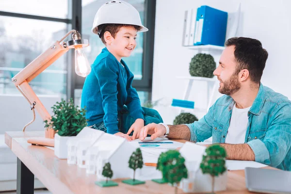 Père et son fils travaillent ensemble sur un projet — Photo