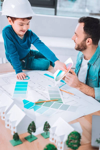 Vater und Sohn betrachten das Bild — Stockfoto