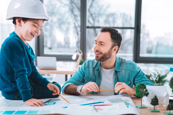 Glücklicher Vater und ein Kind zeichnen — Stockfoto