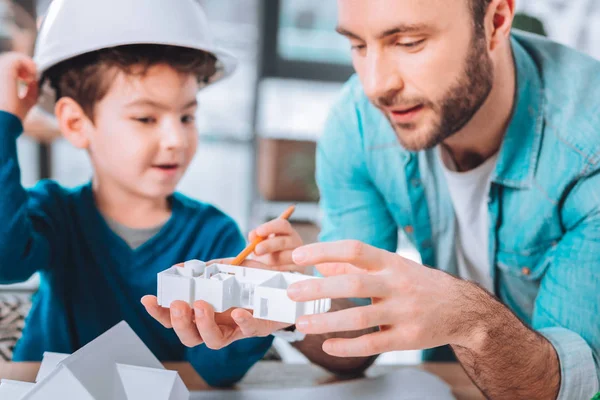 Young dad teaching his son — Stock Photo, Image