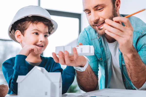 Bell'uomo che si prende cura di suo figlio — Foto Stock