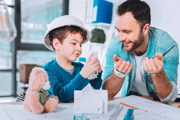 Übermütiger Mann lacht — Stockfoto