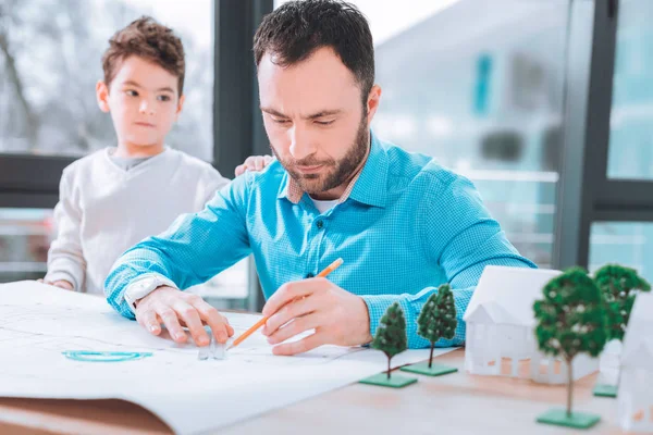 Ingeniero atractivo trabajando en el proyecto — Foto de Stock