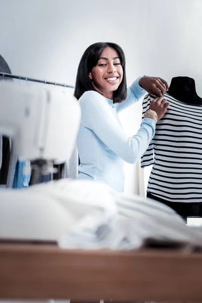 Mujer hábil positiva mirando la mesa — Foto de Stock