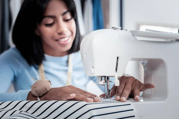 Enfoque selectivo de una máquina de coser —  Fotos de Stock