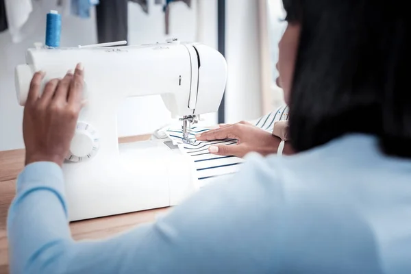Primer plano de una máquina de coser profesional — Foto de Stock