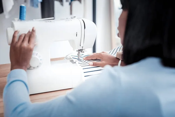 Primer plano de una máquina de coser profesional —  Fotos de Stock