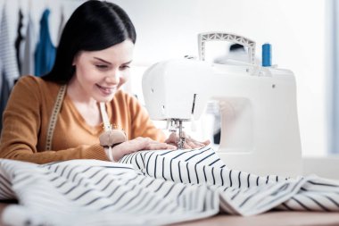 İş için kullanılan modern dikiş makinesi