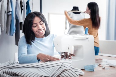 Çok mutlu güzel kadın giysileri dikiş