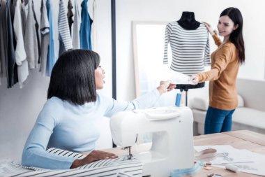 Güzel genç kadın birlikte çalışma