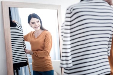 Aynaya bakarak hoş güzel kadın