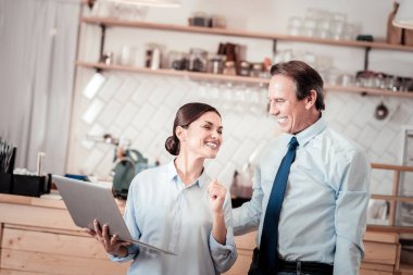 Gülümseyen neşeli iş ortakları