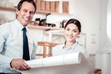 Pozitif neşeli insanlar sana bakıyor