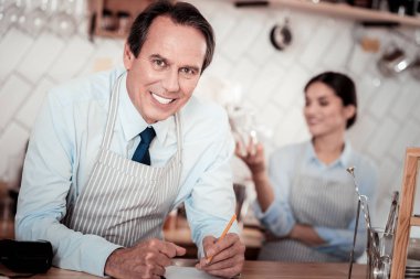 Size gülümseyen hoş güzel adam