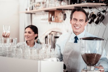 Hoş güzel adam kızıyla birlikte çalışma