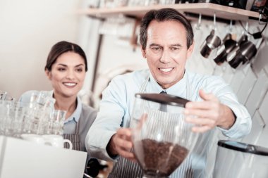 Güzel hoş adam kahve makinesi önünde ayakta