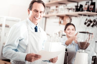 Size gülümseyen mutlu neşeli adam