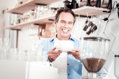 Bir barista çalışan neşeli pozitif adam