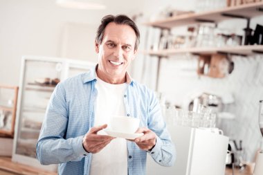 Neşeli mutlu adam sana içki teklif