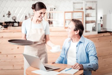 Bir garson olarak çalışan güzel genç kadın