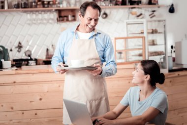 Kahve ile bir tepsi tutarak mutlu dostu adam