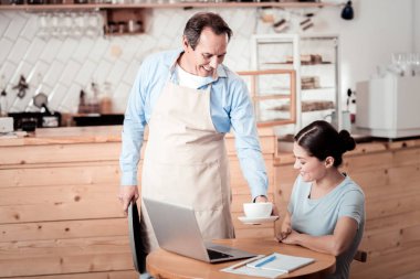 Onun emri alan neşeli güzel kadın