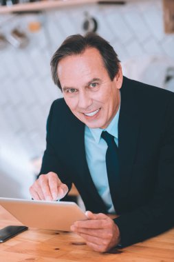 Neşeli erkek kişi ara zevk ile harcama