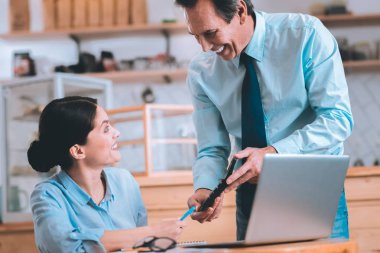 Neşeli ofis çalışanları iş planı tartışıyor