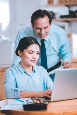 Posta kontrol özenli ofis çalışanı