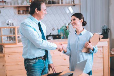 Çok mutlu olgun adam ortağı Toplantı