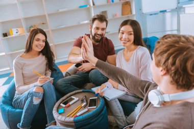 Oyun oynarken mutlu dört arkadaş