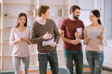 Mutlu dört iş arkadaşlarınızla işbirliği