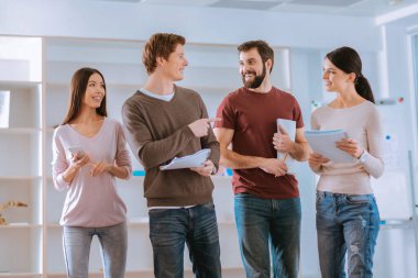 Sunu tartışırken hevesli dört iş arkadaşları