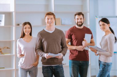 Eğitim sunusu için memnun dört iş arkadaşları