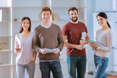 Neşeli dört meslektaşları sunu düzenleme